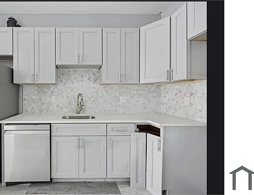 2511 N Douglas St — Photo 2