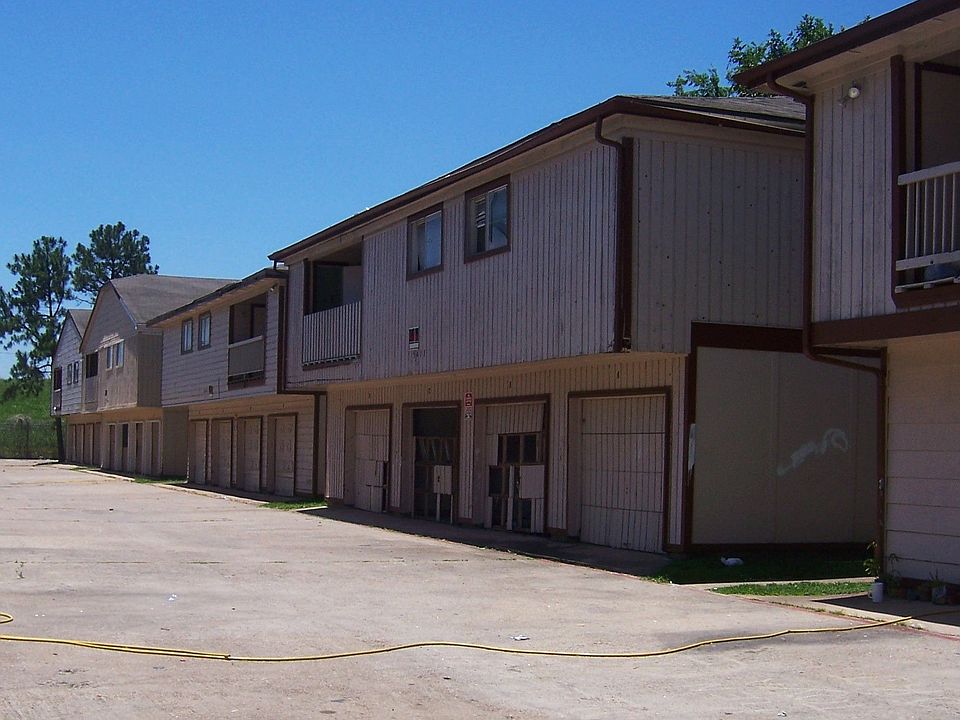 1st image of 5381 De Soto St #4