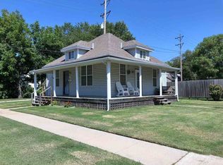1114 Loomis St, Winfield, KS 67156