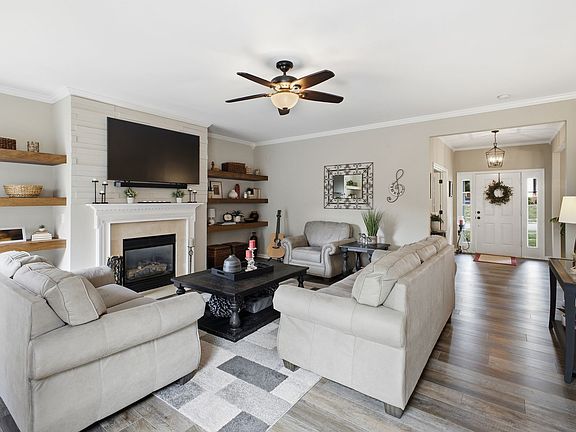 2nd image of 821 Banbury Way