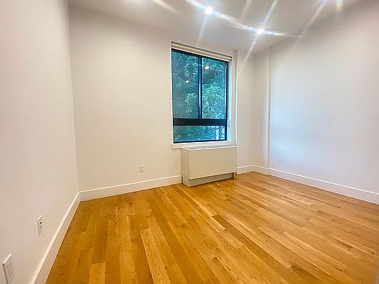 3rd image of 829 Jefferson Ave #3B