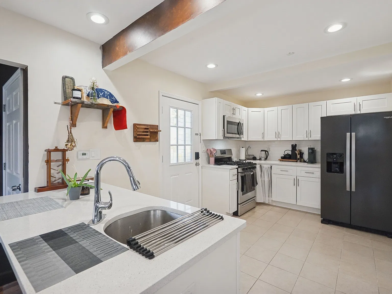 2 bed, 900 sqft, $3,200 — Photo 3