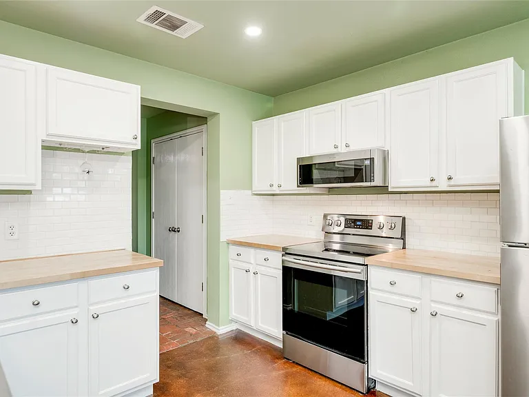 18325 Maxa Dr — Photo 15