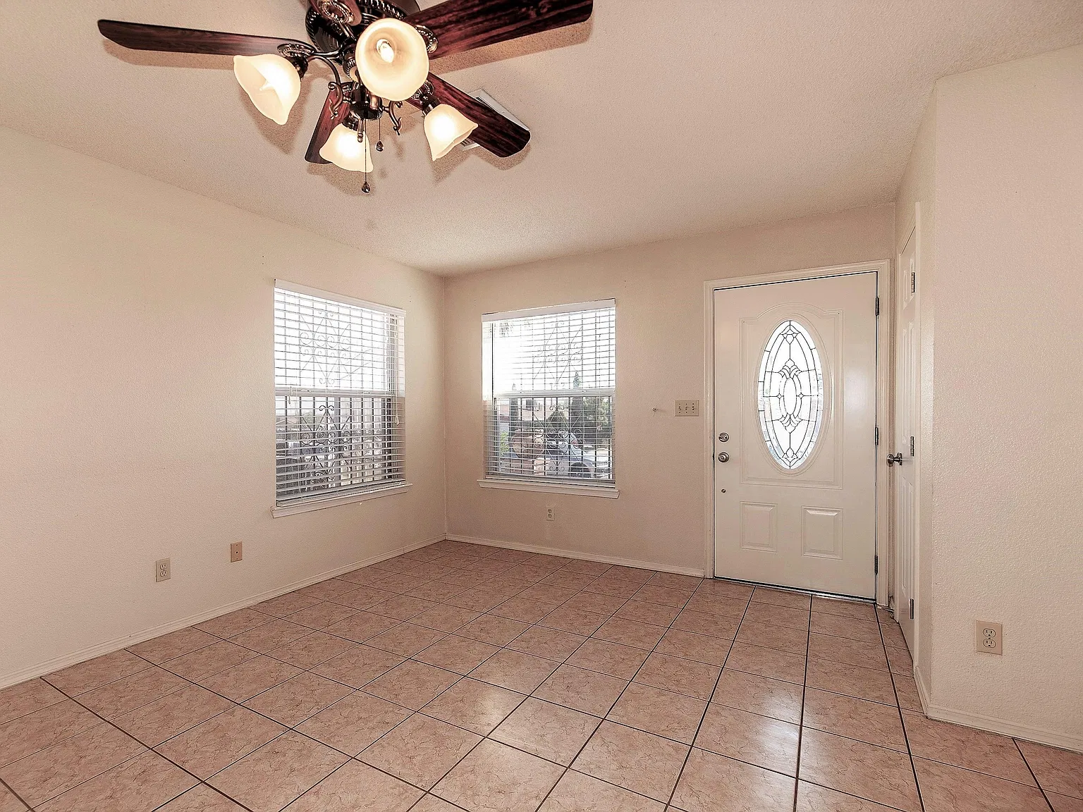 4 bed, 1414 sqft, $1,600 — Photo 2