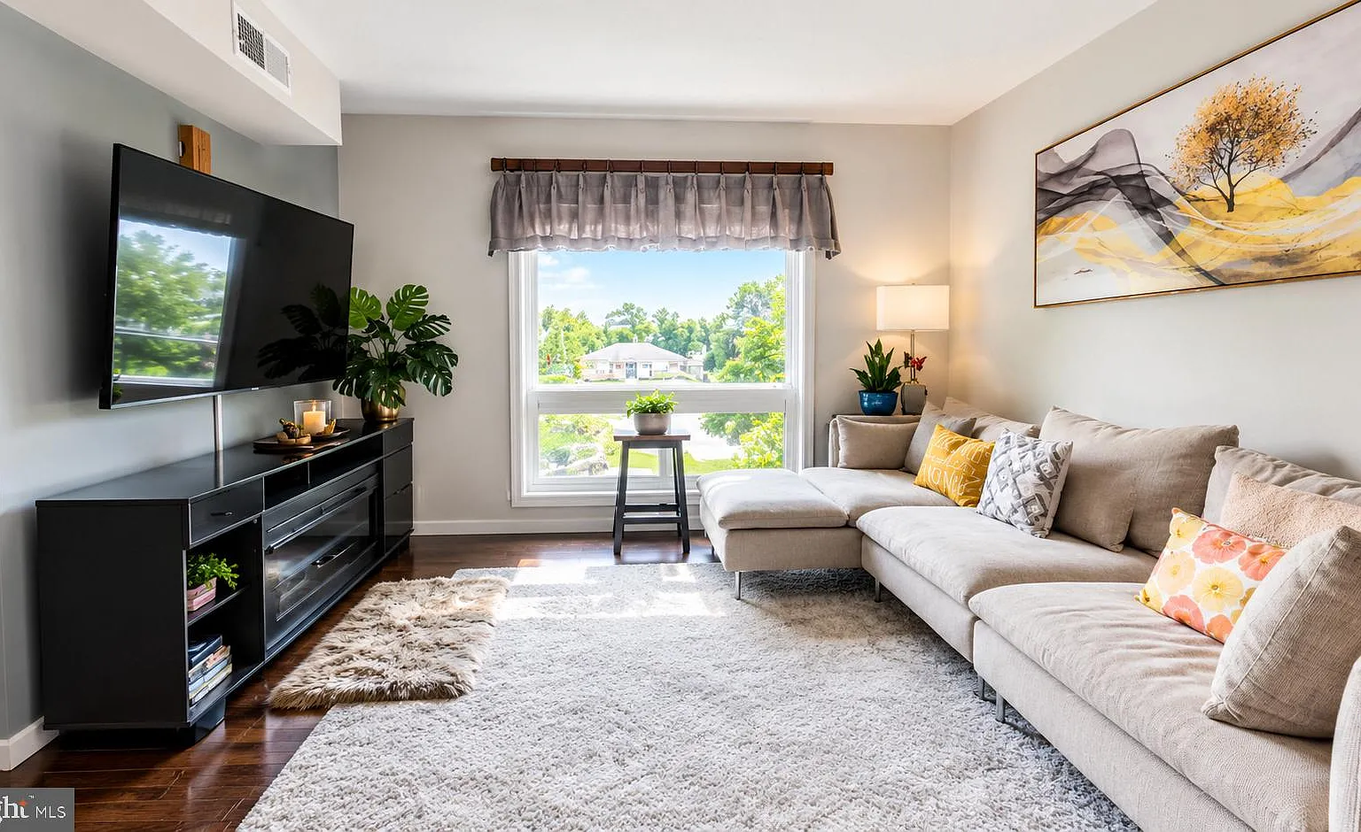 2 bed, 1.0 bath, 889 sqft, $1,975 — Photo 4