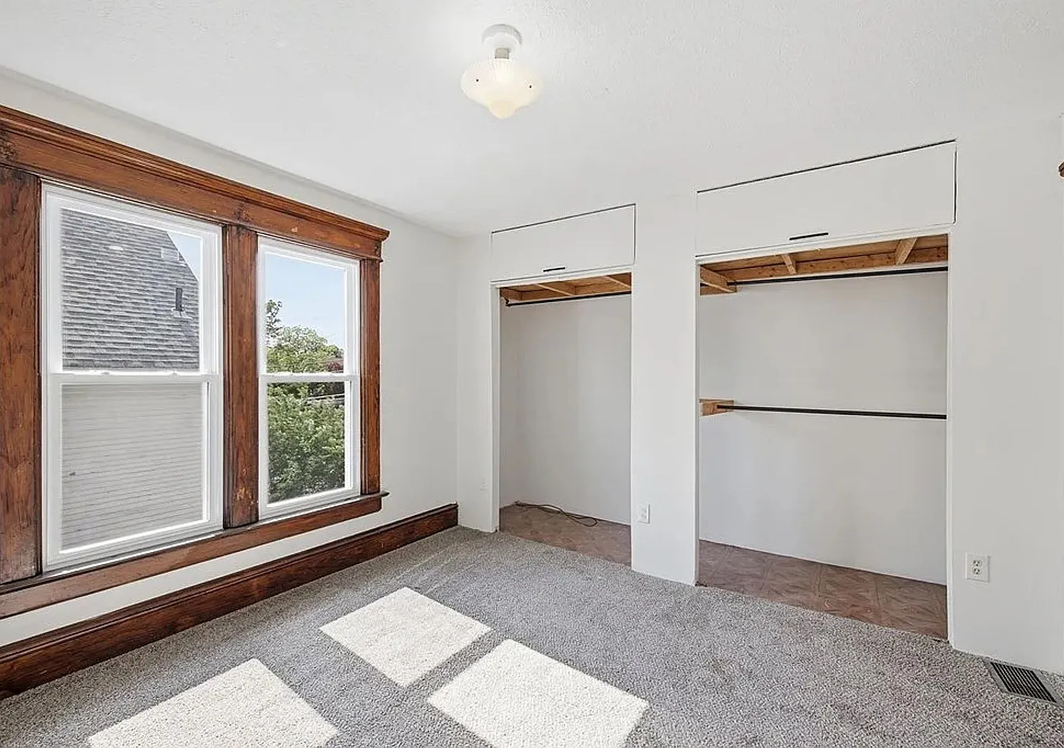 Spacious Updated 3-Bedroom Pet-Friendly Home with Central Air, Original Woodwork & 1,800 Sq. Ft. — Photo 3