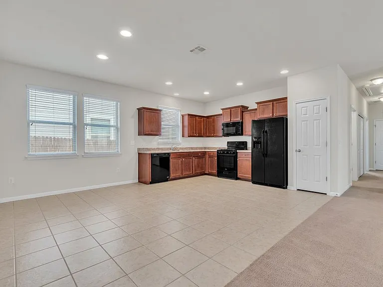 535 Twisted Oaks Ln — Photo 7