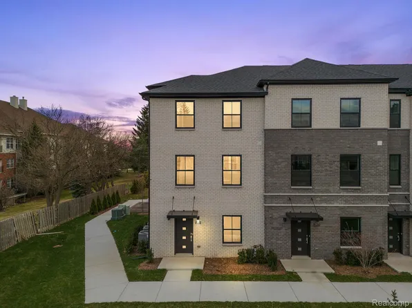 2877 Summers Pl, Troy, MI 48084