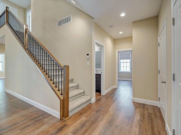 5th image of 944 W Baywood Dr