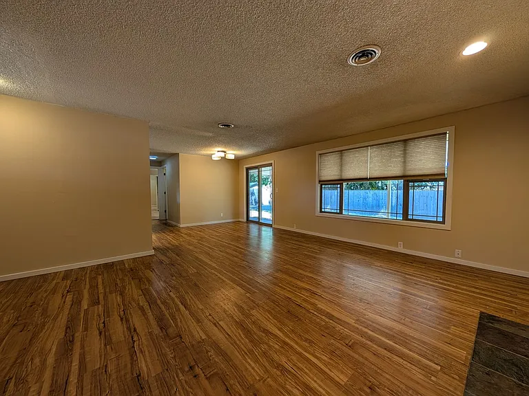 2145 Laurelhurst Dr — Photo 2