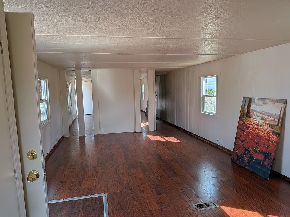 large livingroom with freshly painted walls and professional cleaning