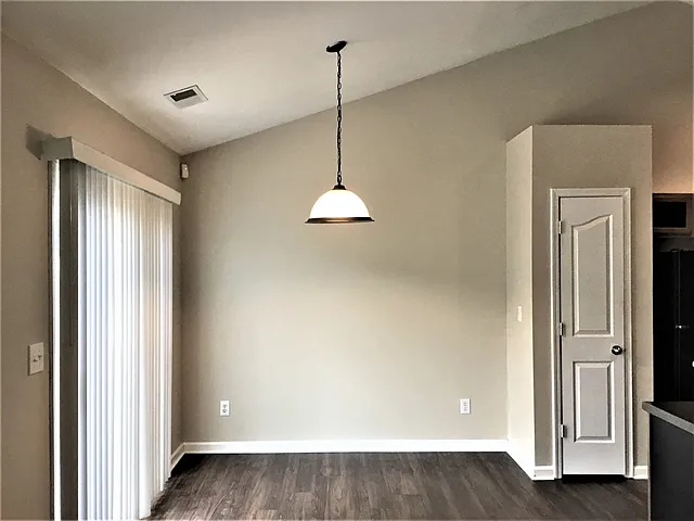 517 Lindsborg Trl — Photo 4