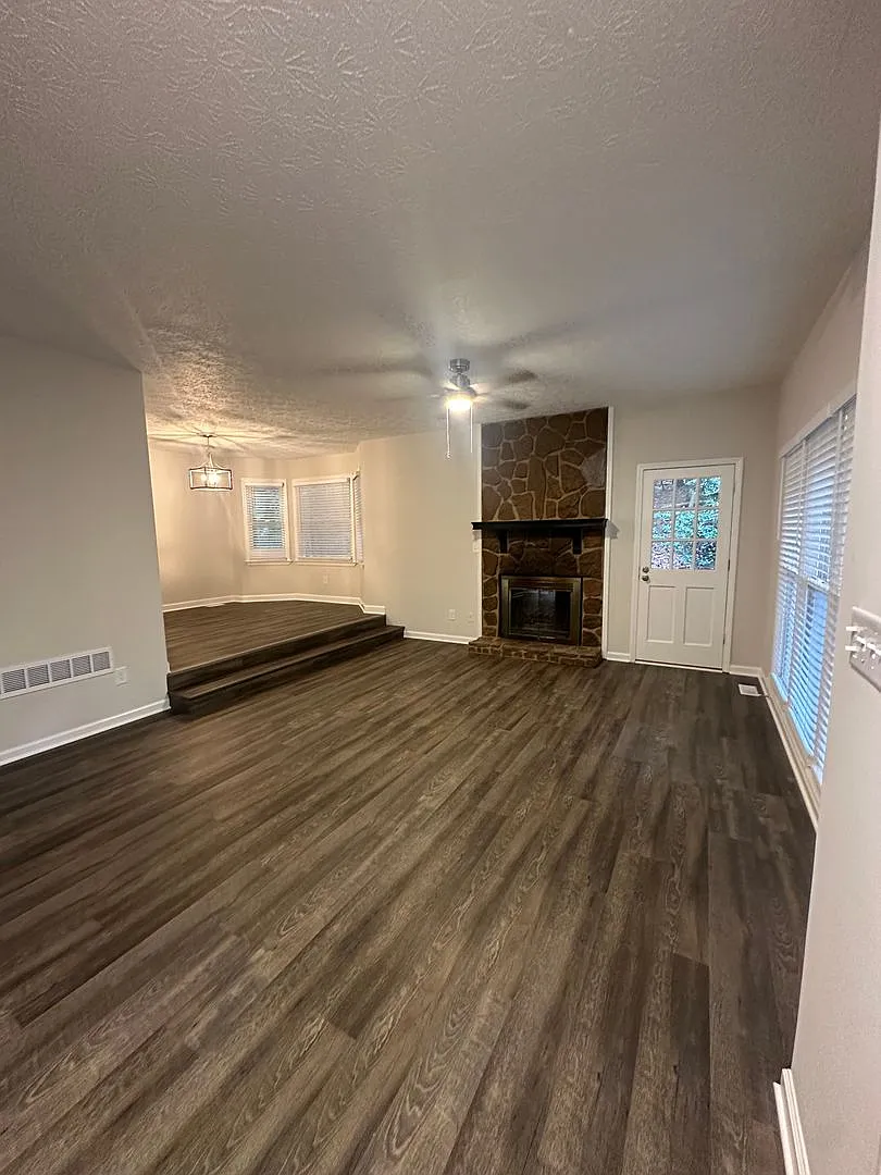Completely Renovated 4 Bedroom Home Near Lake Allatoona — Photo 2