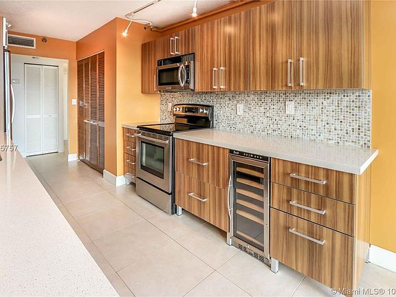 4th image of 900 NE 195th St APT 318