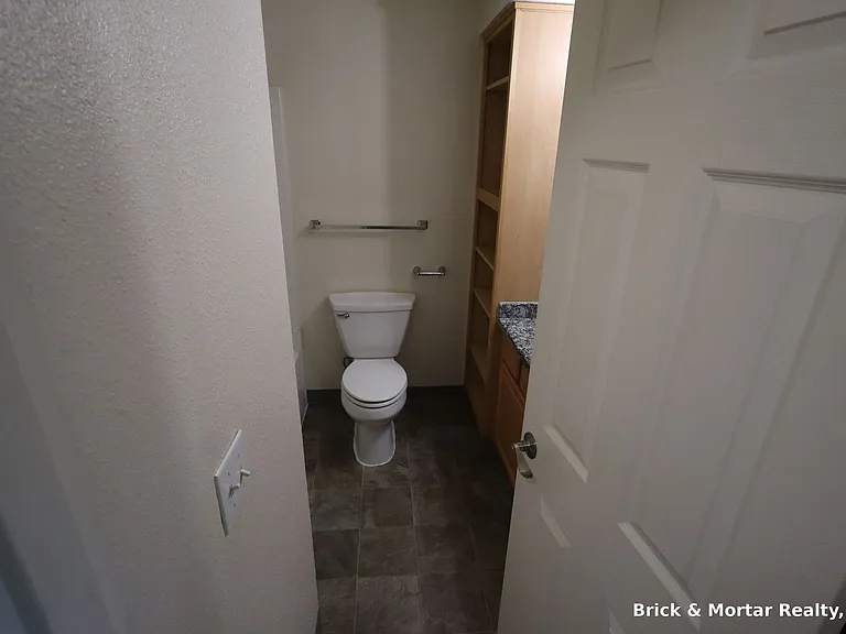 973 E Jefferson St #1-20 — Photo 6