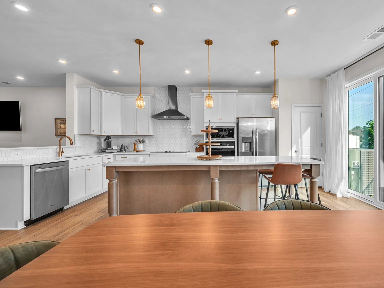 4 bed, 3.5 bath, 1887 sqft, $4,500 — Photo 1