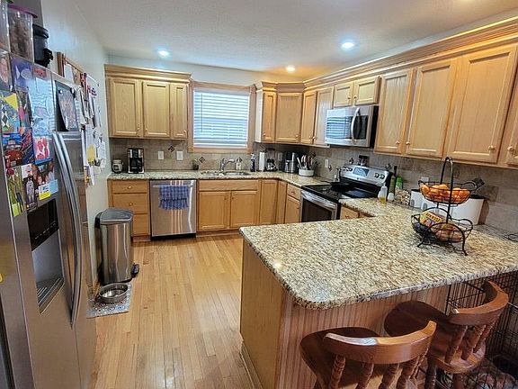 4th image of 211 Millbrook Village Dr