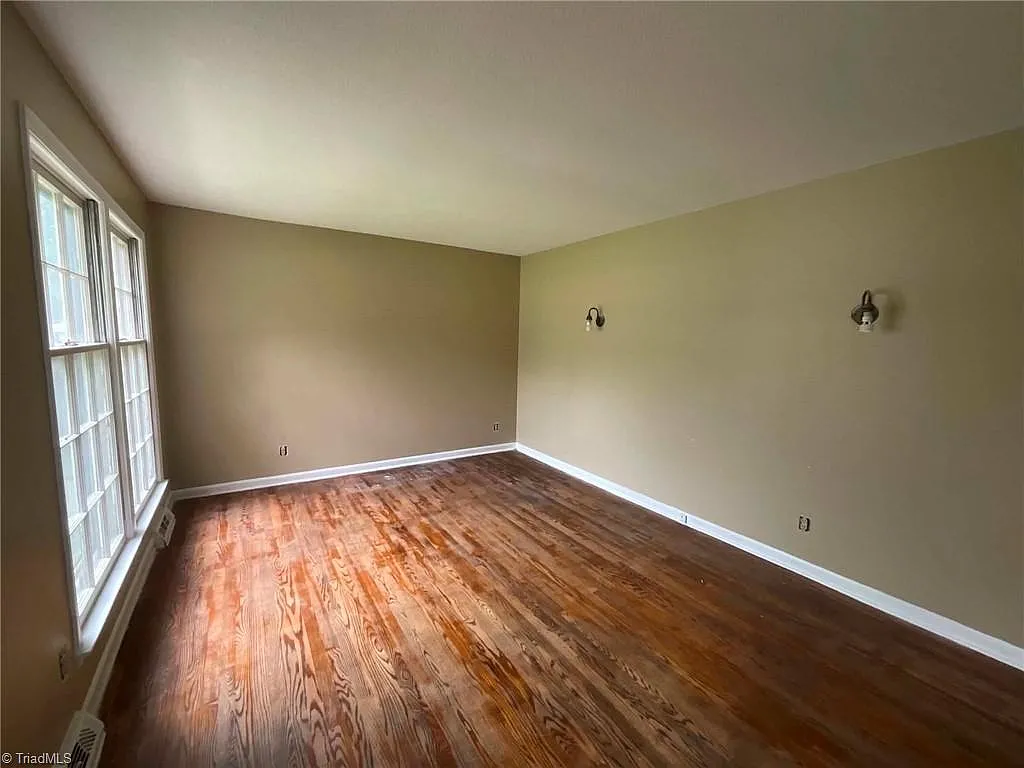 3 bed, 1.5 bath, 1221 sqft, $1,595 — Photo 4