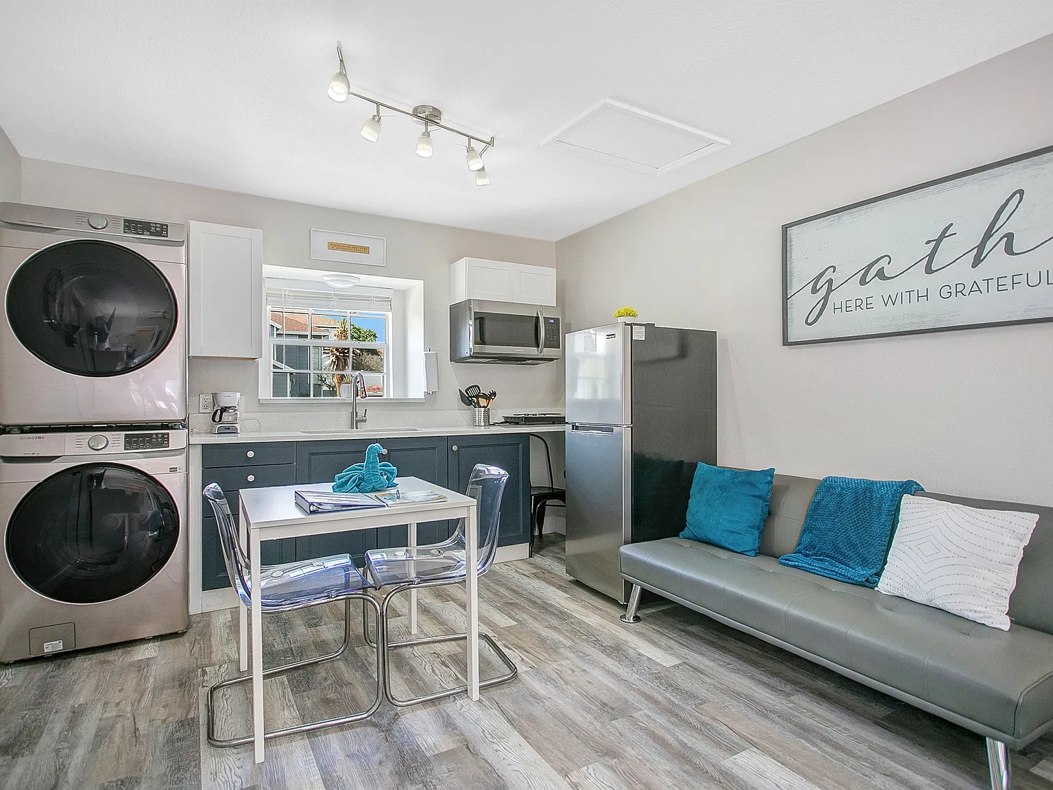 Fully Furnished Studio | Resort Pool + Gym | King bed | Near Disney — Photo 4