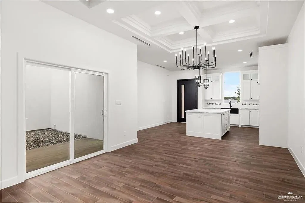 3 bed, 2.0 bath, 1500 sqft, $2,200 — Photo 2