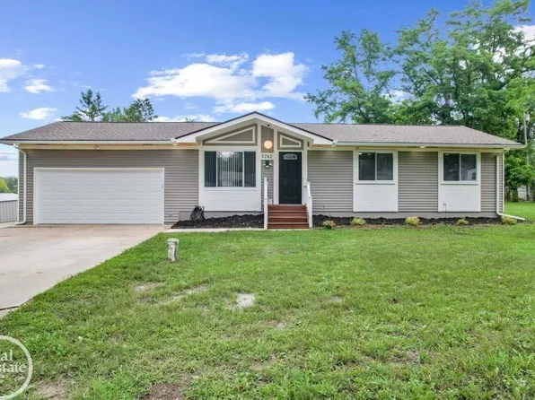 5742 Carroll Lake Rd, Commerce Township, MI 48382