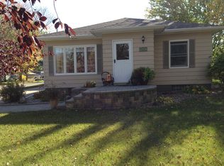 516 3rd St SE, Hallock, MN 56728