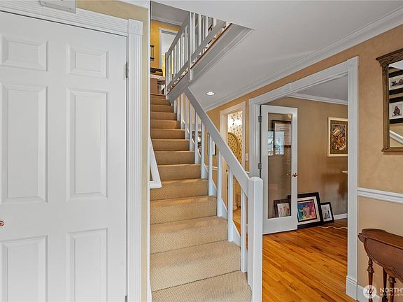 Double door formal entry with coat closet!>