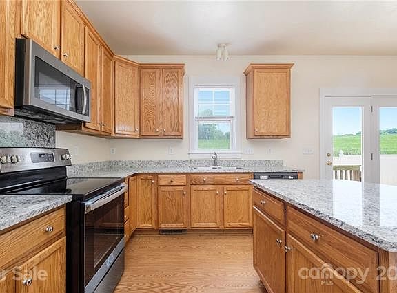 3rd image of 102 Pavillion Ln