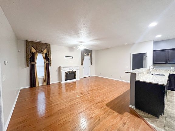 4th image of 3512 Oak Creek Dr