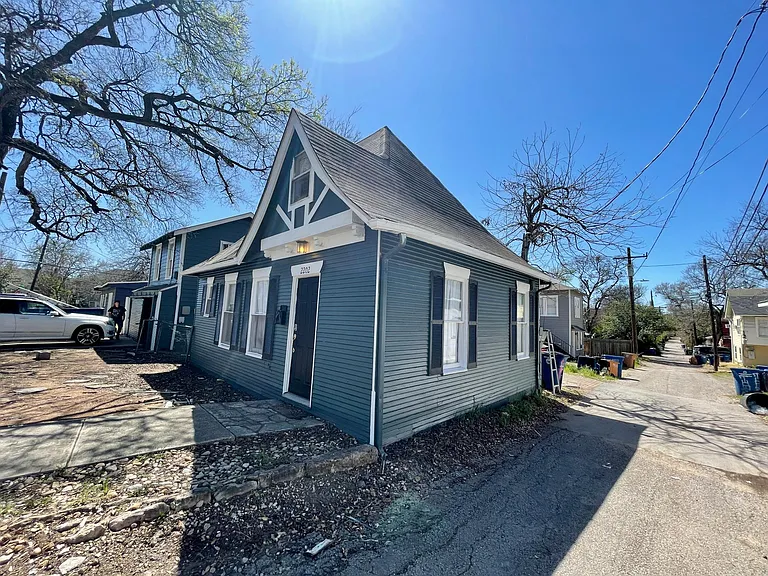 2202 Leon St — Photo 30