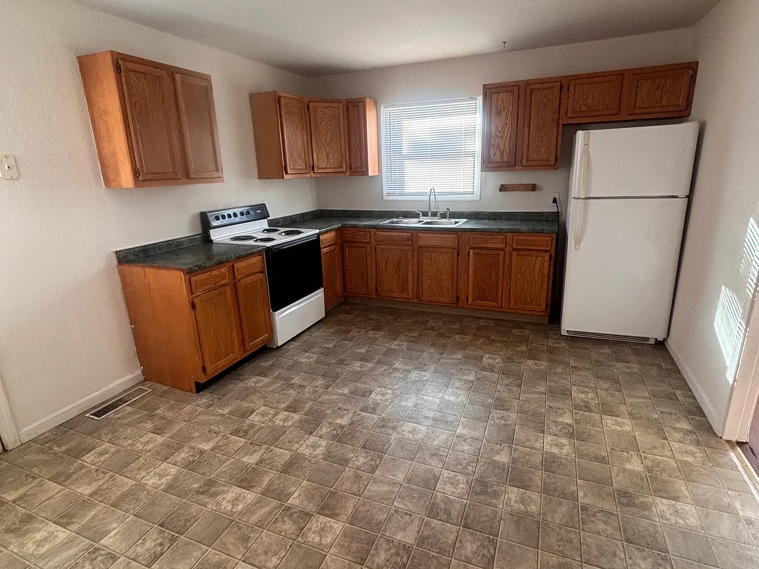 3 bed, 1104 sqft, $1,195 — Photo 3