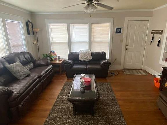 3rd image of 1094 W Vanderbilt St