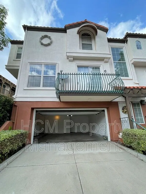 2 bed, 2.5 bath, 1198 sqft, $3,600 — Photo 2