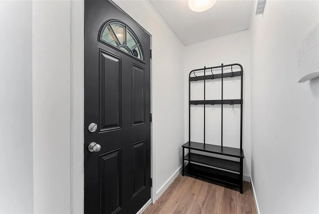 691 Jackson Ave — Photo 4