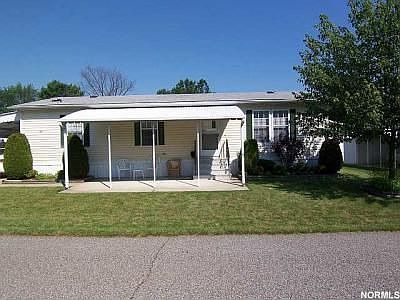 1st image of 10 Maple Dr