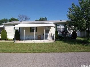 10 Maple Dr, Olmsted Falls, OH 44138
