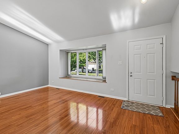 3rd image of 1036 E Meadow Lake Dr