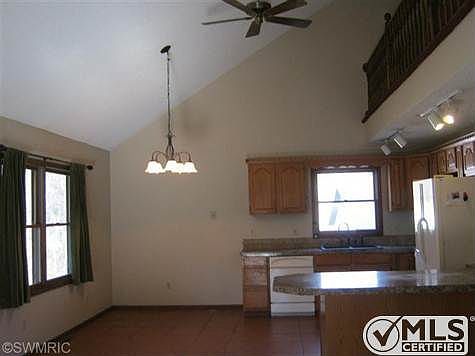 open floor plan w/ dining area