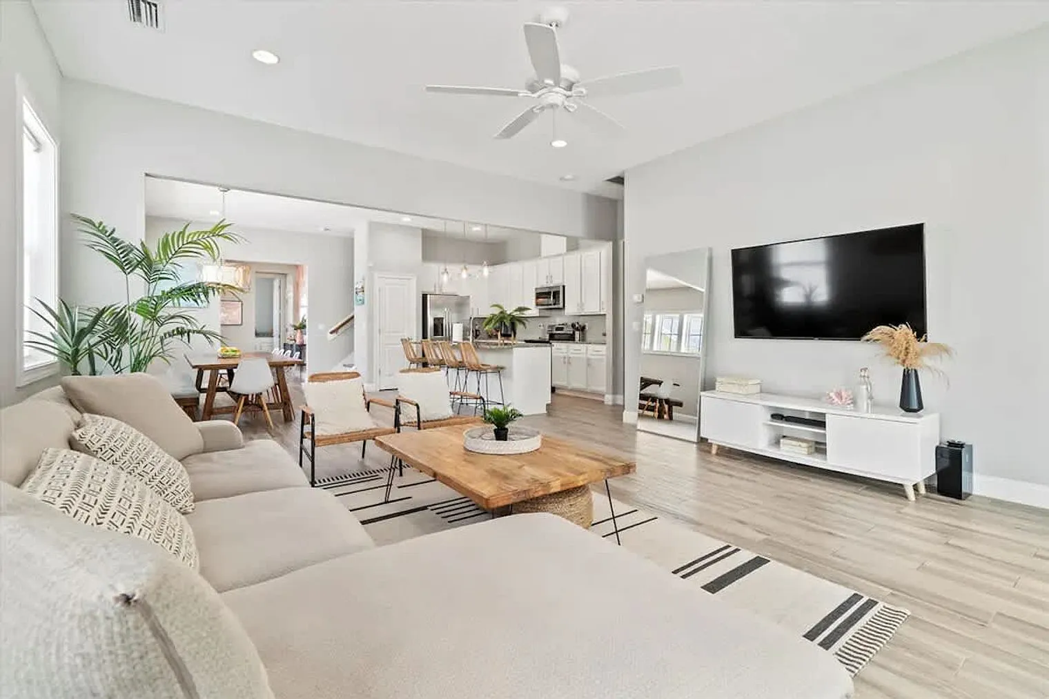 4 bed, 2.0 bath, 2206 sqft, $4,697 — Photo 3