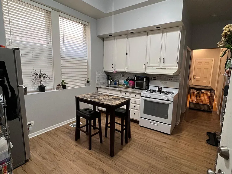 2352 N Damen Ave #1R — Photo 1