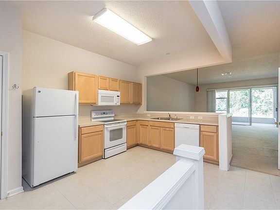 5th image of 942 Vista Cay Ct