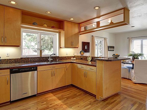 4th image of 3818 Crescent Dr