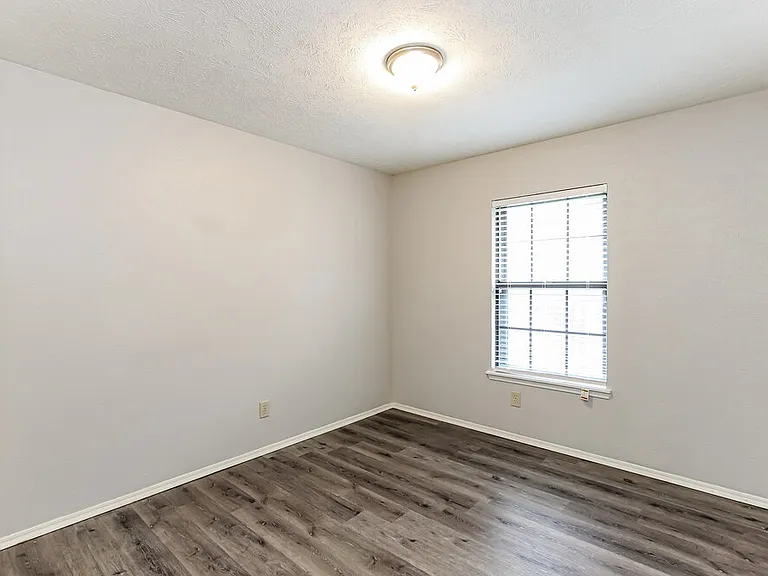 1435 Colborne Dr — Photo 13