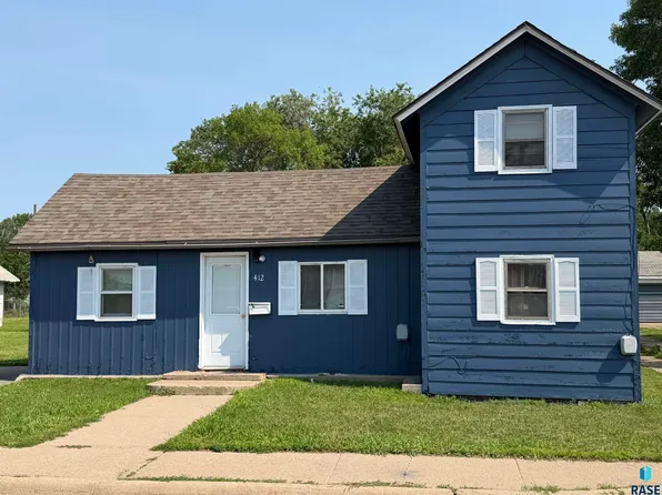 412 SW 2nd St, Madison, SD 57042