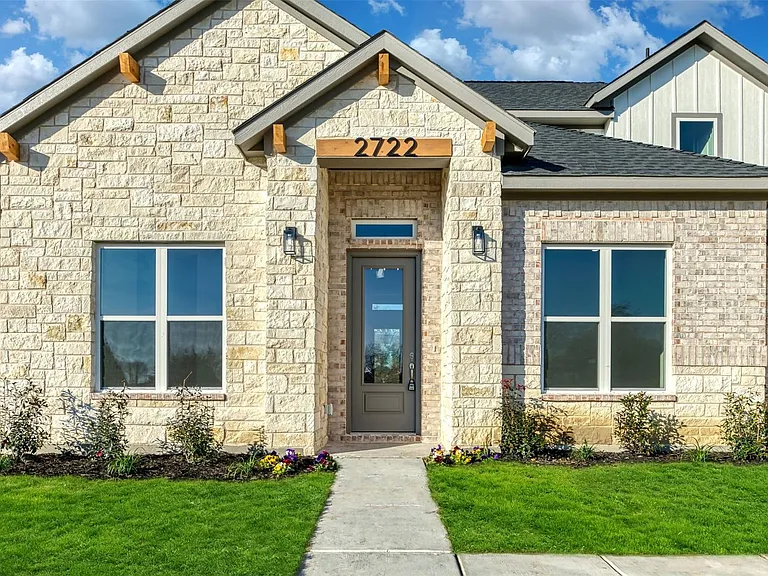 2722 Eastridge Blvd — Photo 1