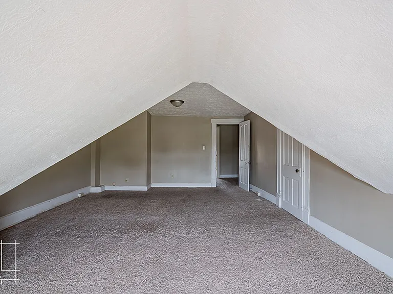 Neil House — Photo 30