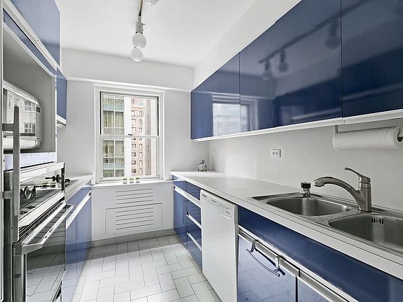 3rd image of 1381 Avenue Of The Amer #12N