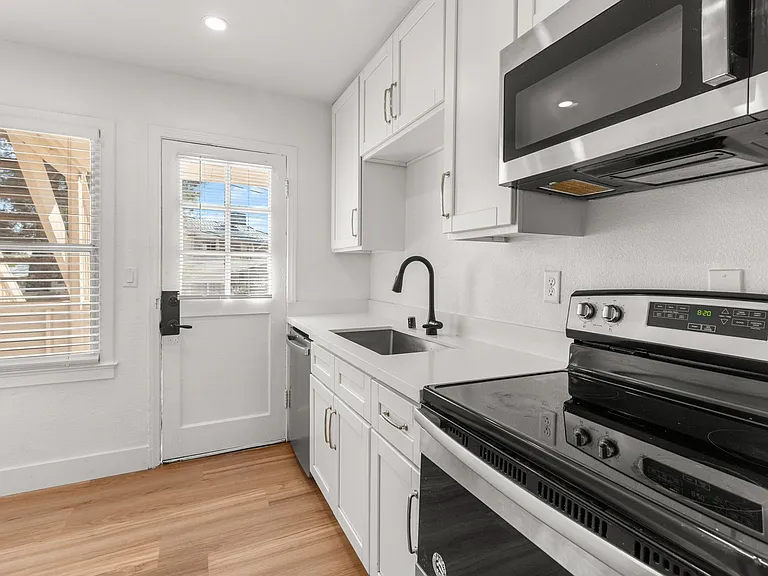 661 A Avenue — Photo 2