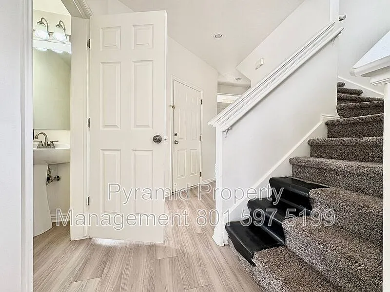 3 bed, 2.5 bath, 1475 sqft, $2,399 — Photo 3