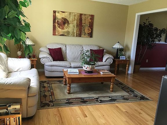 Living Room with hardwood fl
